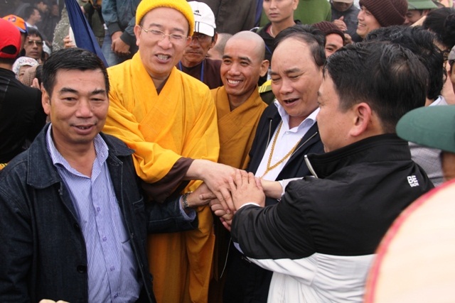 Sau[-]khi[-]kết[-]thúc[-]khóa[-]lễ[-]cầu[-]an,[-]Phó[-]Thủ[-]tướng[-]chúc[-]mừng[-]thầy[-]Tâm[-]Mẫn[-]đã[-]hoàn[-]thành[-]tâm[-]nguyện[-]cao[-]quý.